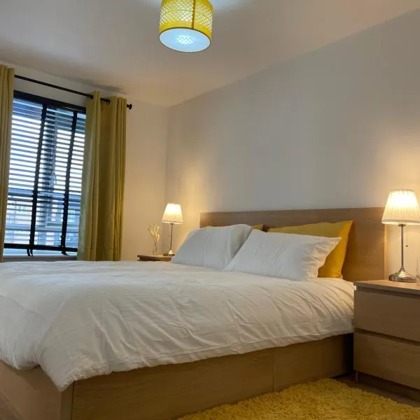 Large Bed in a luxuriously furnished Guests-Only home, Own Bathroom, Free WiFi, West Thurrock, hotel en Grays