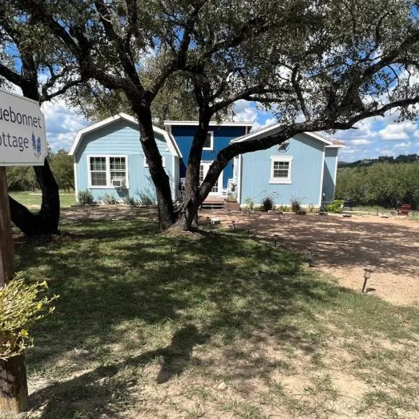 Hill Country Highland's Bluebonnet Cottage, hotel v destinaci Marble Falls