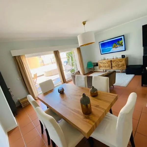 Cabedelo BEACH LOFT, quartos em apartamento compartilhado a 5 minutos da praia โรงแรมในDarque