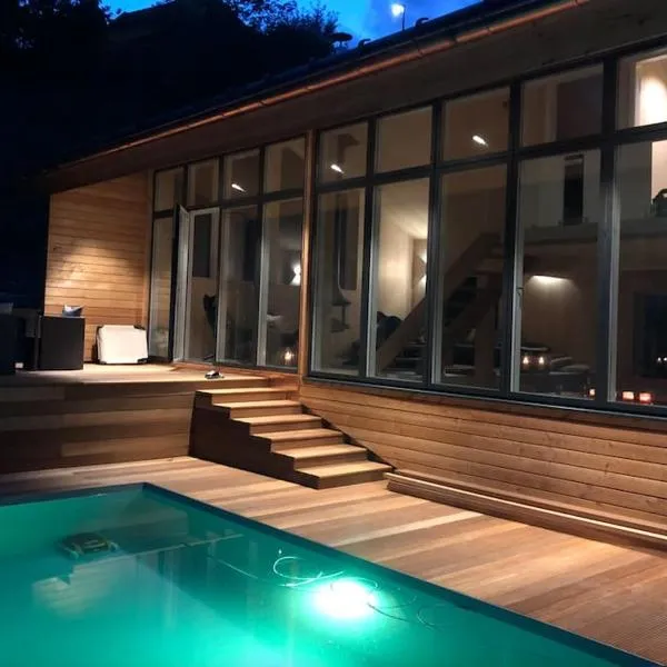 NEU: Alpen-Chalet Seekarblick mit Pool, khách sạn ở Lenggries