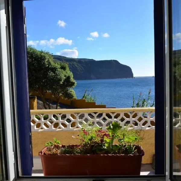 Best beach, sea view and sunset to Mosteiros island, hótel í Ginetes