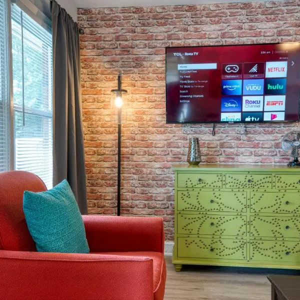 Trendy Escape ◉ California King bed awaits!, hotel in Charlotte