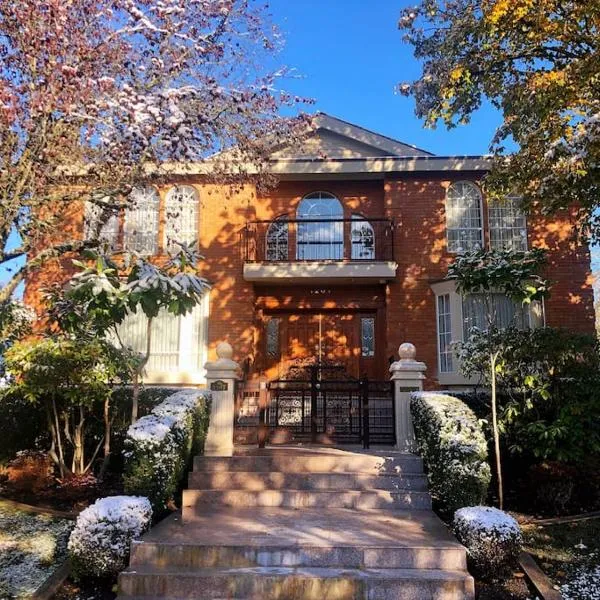 Super Cosy 8Bed & 6Bath in Vancouver heart near to airport and DownTown, hotell i Vancouver