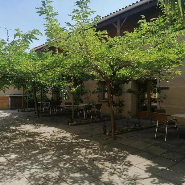 Le Clos Boisé, hotel in Théziers