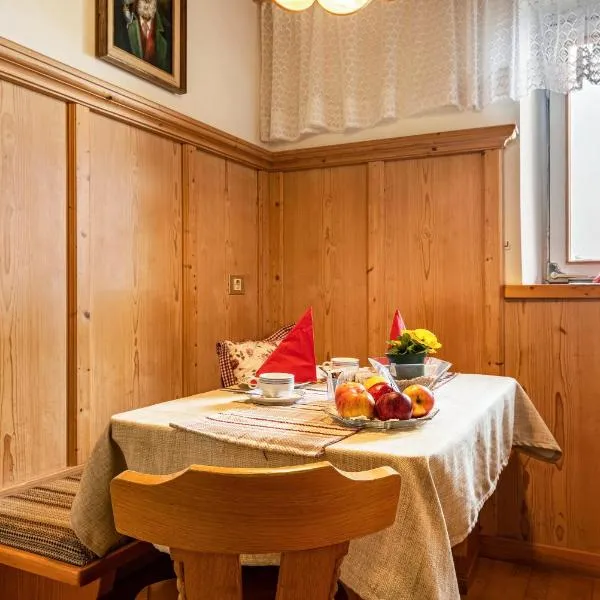 Adang Ferienwohnung Fernblick、ティローロのホテル