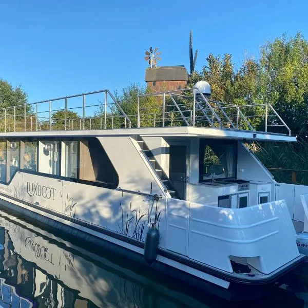 Lieblingsplatz Parey - schwimmendes Hausboot, hotel v destinaci Parey