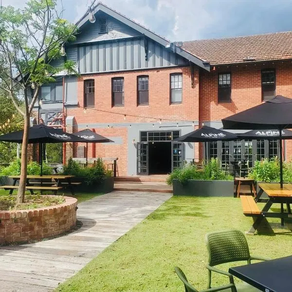 Alpine Hotel, Eat Drink Sleep, Hotel in Warburton