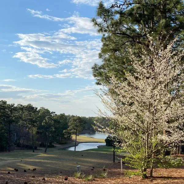 Golf Front SFH, 3 BR, 2 BA, 4 beds, sleep 6 on Pinehurst #6, hotel v destinaci Pinehurst