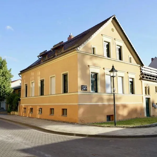 "Ferienwohnung am Schloss" - Ferienwohnung mit Blick auf das Barbyer Schloss, 5 Gehminuten bis zur Elbe, hotel in Güterglück