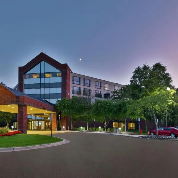 Embassy Suites by Hilton Auburn Hills، فندق في وترفورد