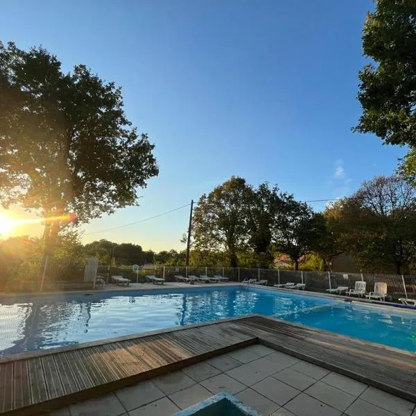 4-Gîte 4 personnes avec piscine, hôtel à Saint-Aubin-de-Nabirat