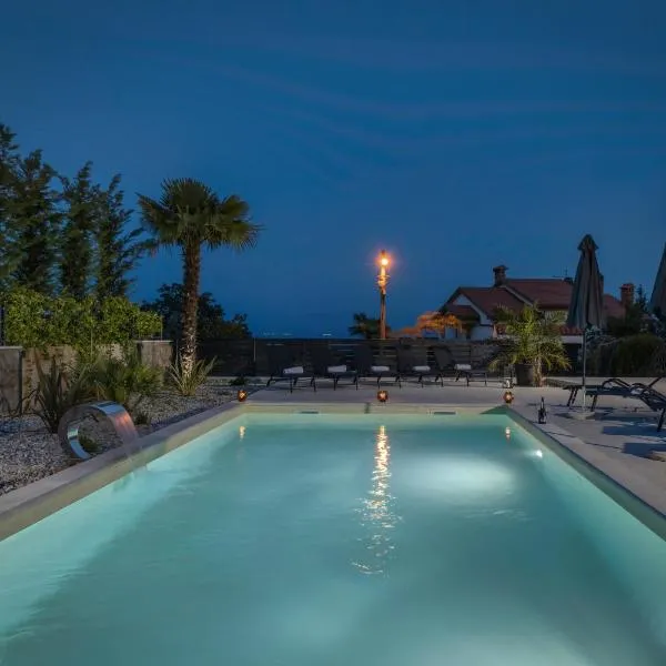 Piccola Villa Adriatic, with heated swimming pool, Opatija, hotell i Ičići