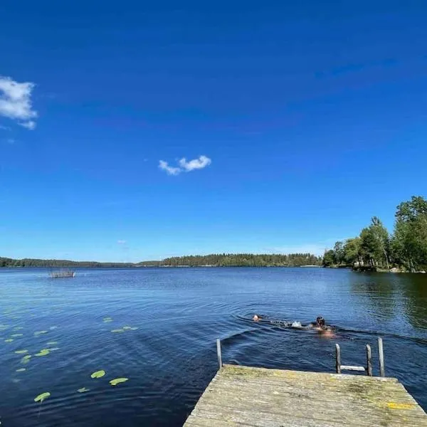 Stort hus med trädgård - sjötomt med egen båt, hotel v destinaci Västra Ryd
