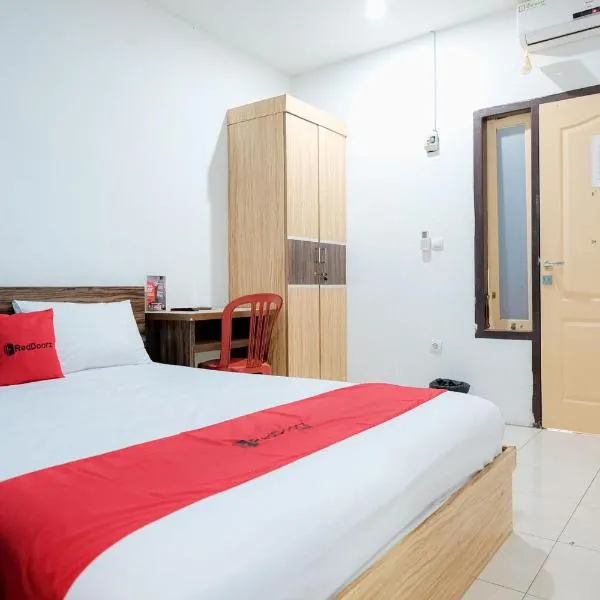 RedDoorz near Tugu Pers Jambi, khách sạn ở Jambi