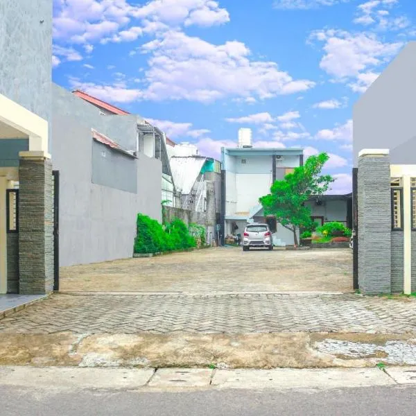 HP Residence Mitra RedDoorz near Alun Alun Kediri, hotel v destinaci Kediri