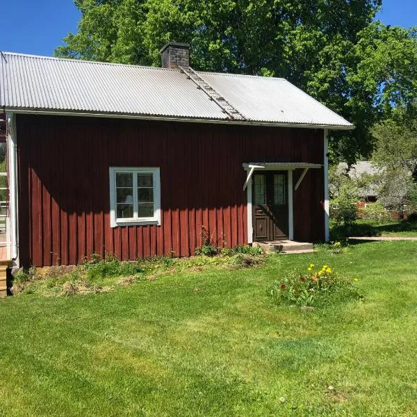 Mysig lantlig stuga, Nycklarör, hotel in Rörvik