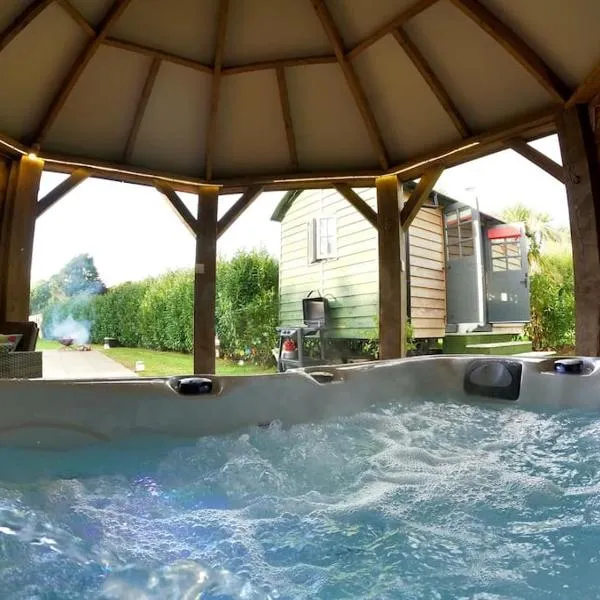Romantic Retreat - Luxury Shepherds Hut + Hot Tub!, hotel v destinaci Camborne