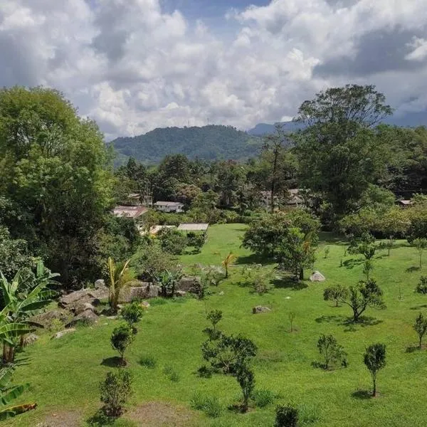 Finca La Primavera - Cabañas Campestres de Descanso, hotell i Sasaima