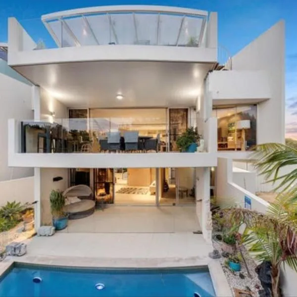 Pandanus Beach House - Direct Beach Access, hotel em Marcoola
