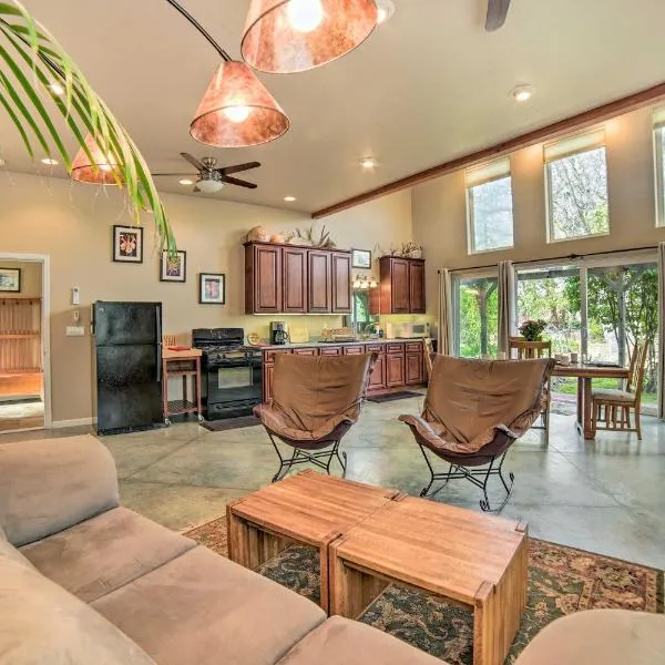 Hilltop Loft Ukiah Vacation Rental!, hotel v destinaci Ukiah