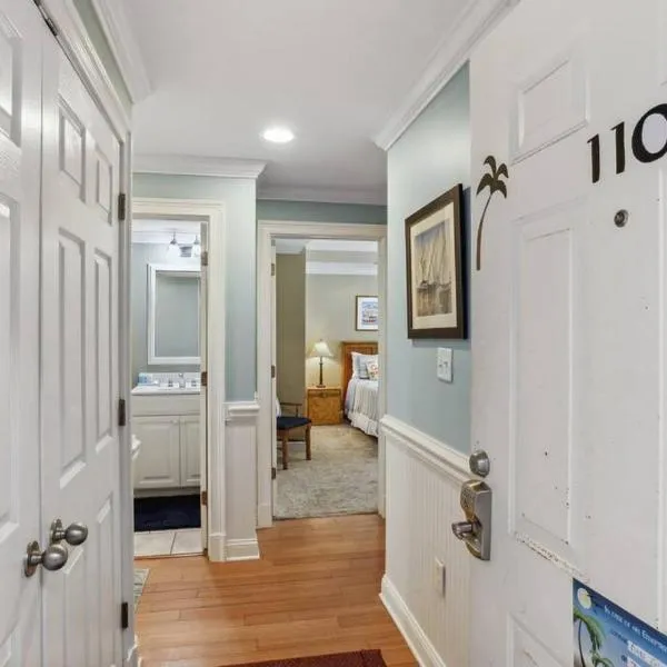 Unique 3BR, 1 of 5 Condos w/Huge Poolside Patio, Steps to Beach & Pier, Gated, Hotel in Tybee Island