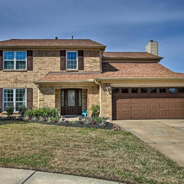 Houston Home with Private Outdoor Pool!, hotel v destinaci Houston
