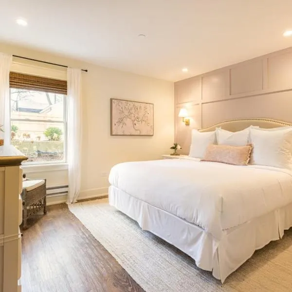 Downtown Luxury Farmhouse Apartment #1, hotel v destinaci West Dundee