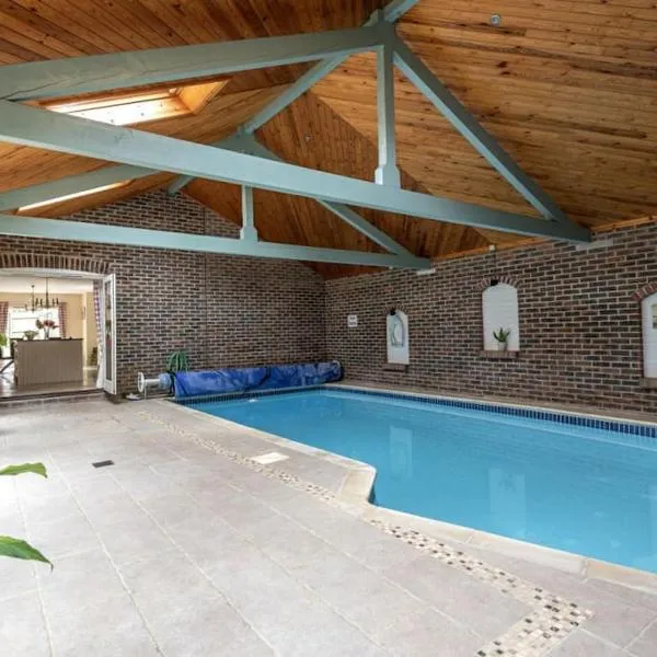 Large coastal cottage, private indoor pool, hut tub, sauna and steam pod, hotel en Weymouth