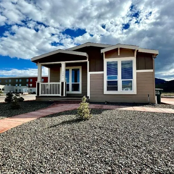 NEW! The Grand Getaway at Williams - Family Friendly & Walk to the GC Train, hotel in Williams