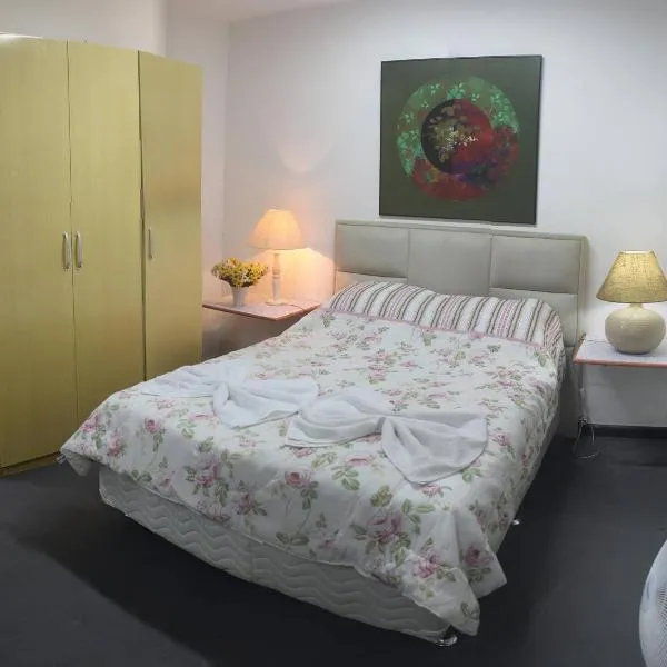 Suíte de hóspedes independente com cozinha, hotel v destinaci Teresópolis