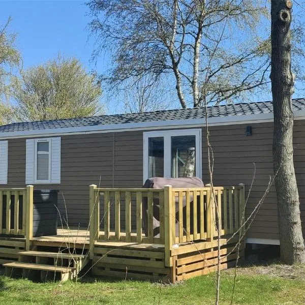 BJ Chalets - De Rug 3 - Vakantiepark Lauwersoog - Luxe chalet MET vaatwasser en inloopkast! Vroege incheck! MET AIRCO!, hotel v destinaci Lauwersoog