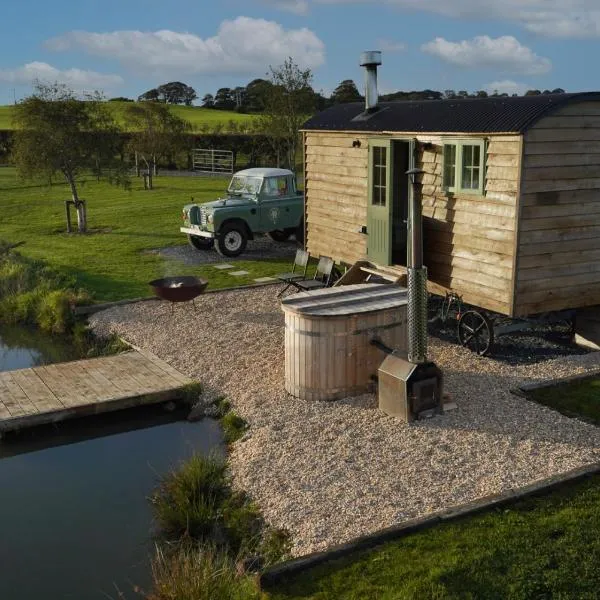 Four Acres Farm Shepherds Huts, hotel in Donaghadee