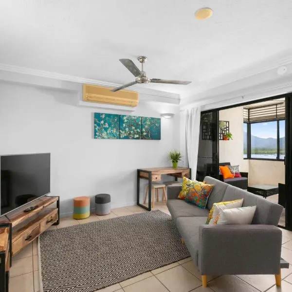 604 Chic City Apartment with Water Views, hotel in Cairns