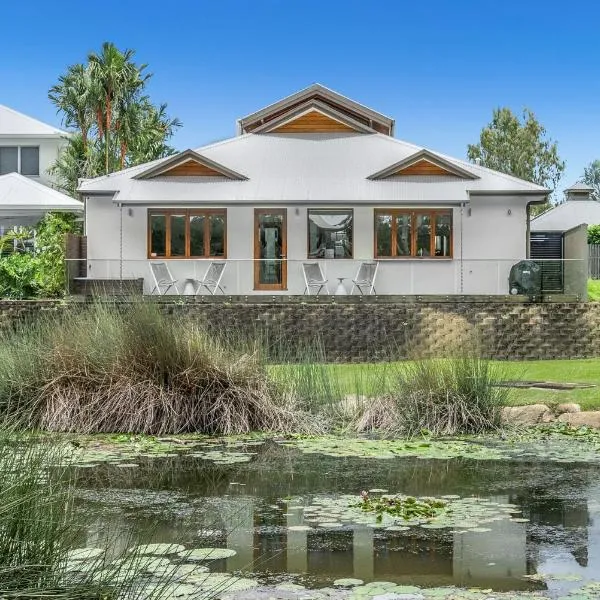 Belle Escapes 54 Ocean Drive Luxury Home Palm Cove, hotel in Palm Cove