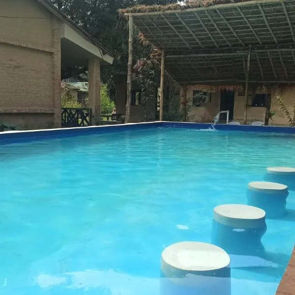 Tharu Lodge、ソーラハのホテル