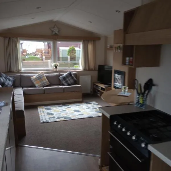 D24 is a 2 bedroom 6 berth caravan close to the beach on Whitehouse Leisure Park in Towyn near Rhyl with decking and private parking space This is a pet free caravan、アベルゲレのホテル