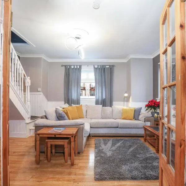 Beautiful 4 Bedroom Cottage - Free Parking, hotel in Edinburgh
