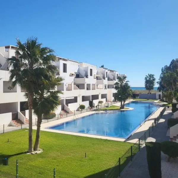 Viesnīca Apartamento con vistas al mar y piscina comunitaria en Residencial Alborada! pilsētā Playas de Vera