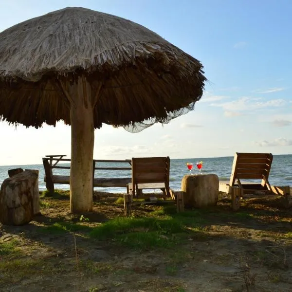 Bungalow Palmar del Viento, hotel v destinaci Moñitos