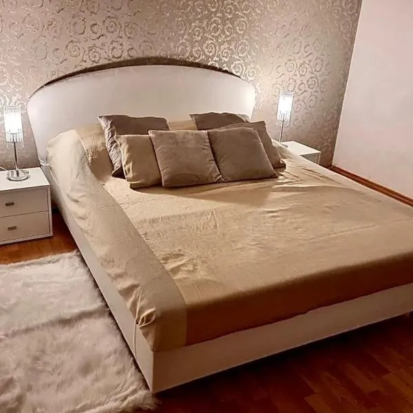 Cozy apartment near hockey & football stadium, hotel em Trnávka