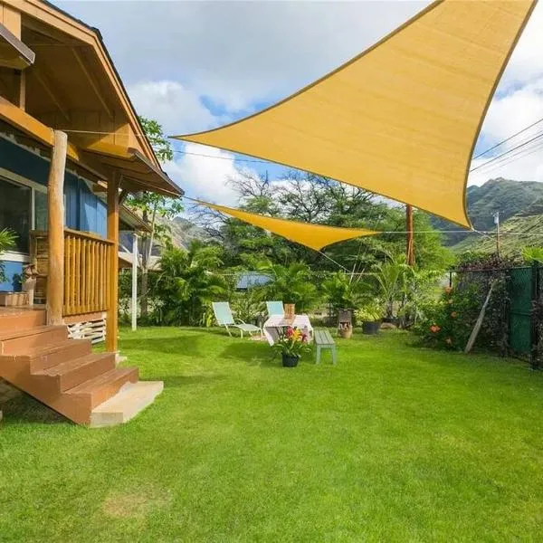 Charming Country Cottage just a few steps from the beach!, hotel v destinaci Waianae