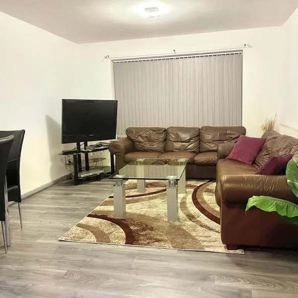 Lovely 3 Bed Ground Floor Apartment Near QE Hospital Harborne Birmingham New, hotel v Birminghamu