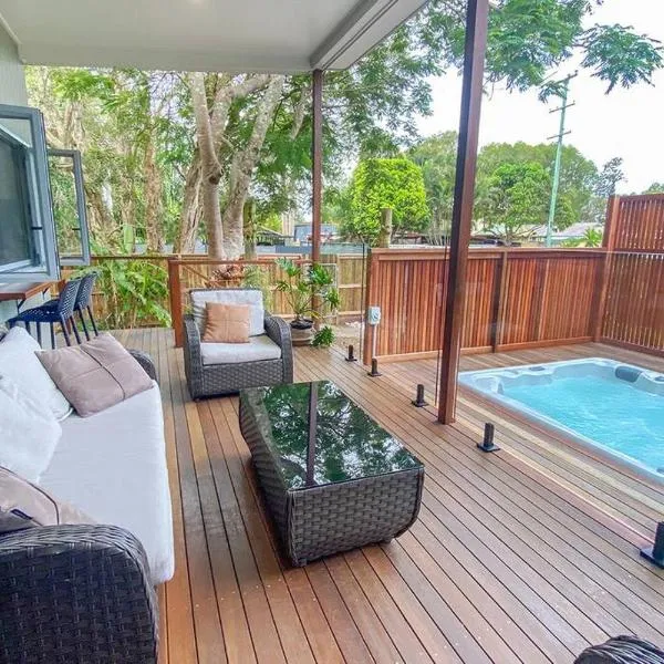 Beach House with spa among the trees Coolum Beach, hotel v destinaci Coolum Beach