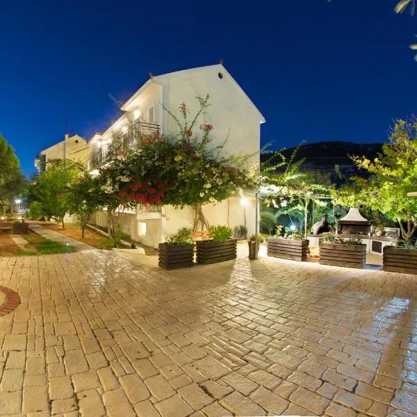 Iris Apartments、Miniaのホテル