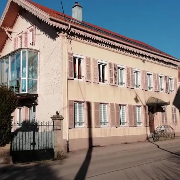 Appartement à 5 min à pied du centre ville et des sentiers, 6 personnes et 2 SDB, hotel em Fraize