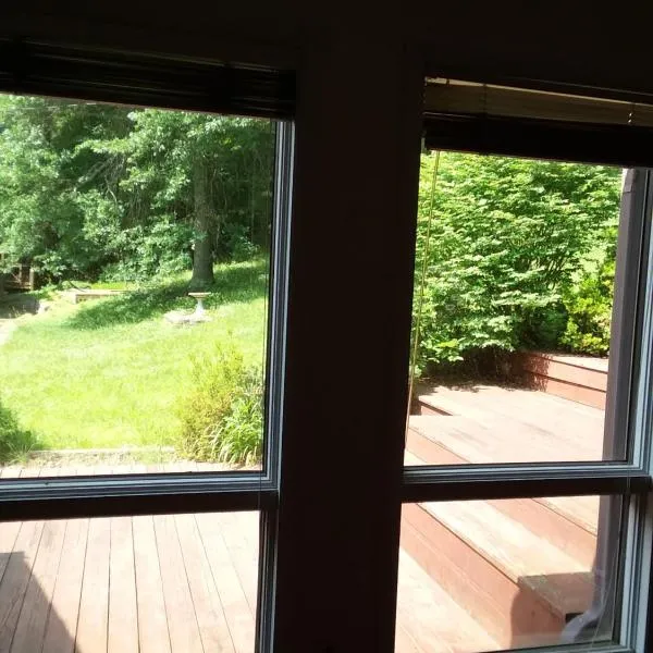 Master Bedroom with Garden View, hotel in Huntington