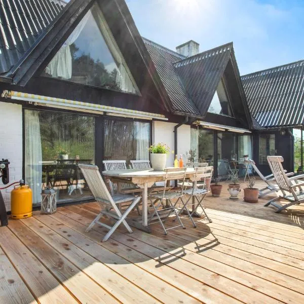 Stunning Apartment In Gudhjem, viešbutis mieste Gudjemas