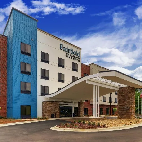 Fairfield Inn & Suites by Marriott Asheville Weaverville, hotel di Juno