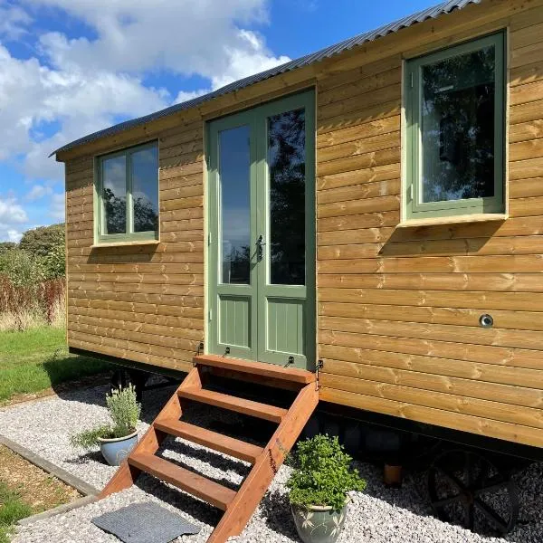Cosy Shepherd Huts near Newborough Forest Anglesey, hotel v destinaci Gaerwen