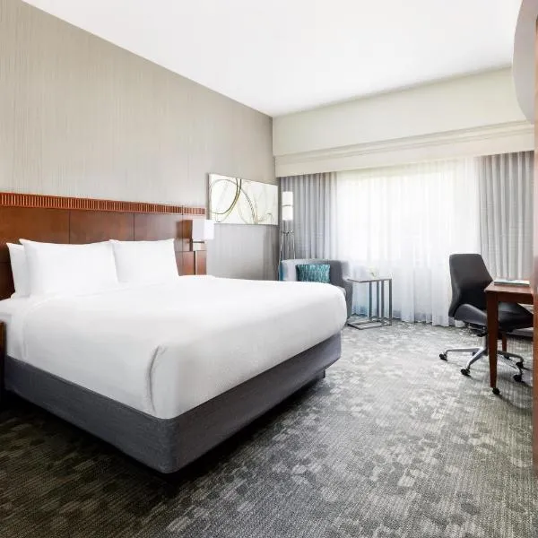 Courtyard by Marriott Potomac Mills Woodbridge: Woodbridge şehrinde bir otel